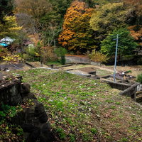 八ッ場ダム建設に伴う水没予定地、旧川原湯温泉街跡の秋景色の写真