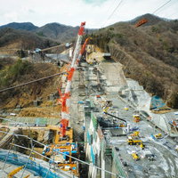長野原町の八ッ場ダム建設現場で稼働する大型クレーンの写真