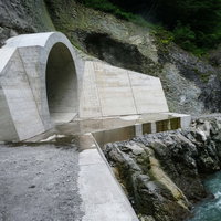 八ッ場ダム建設で川の水を迂回させるために作られた仮排水トンネルの写真
