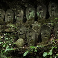 岩陰に安置された滝沢観音石仏群、苔むす石仏が並ぶ群馬県長野原町の写真