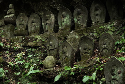 岩陰に安置された滝沢観音石仏群、苔むす石仏が並ぶ群馬県長野原町