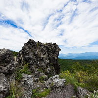 浅間園の黒い溶岩と浅間山の風景 群馬県長野原町の火山岩地形の写真