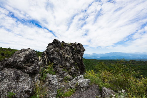 浅間園の黒い溶岩と浅間山の風景 群馬県長野原町の火山岩地形