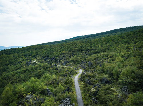 浅間園の鬼押出し樹海を貫く遊歩道と広大な大地