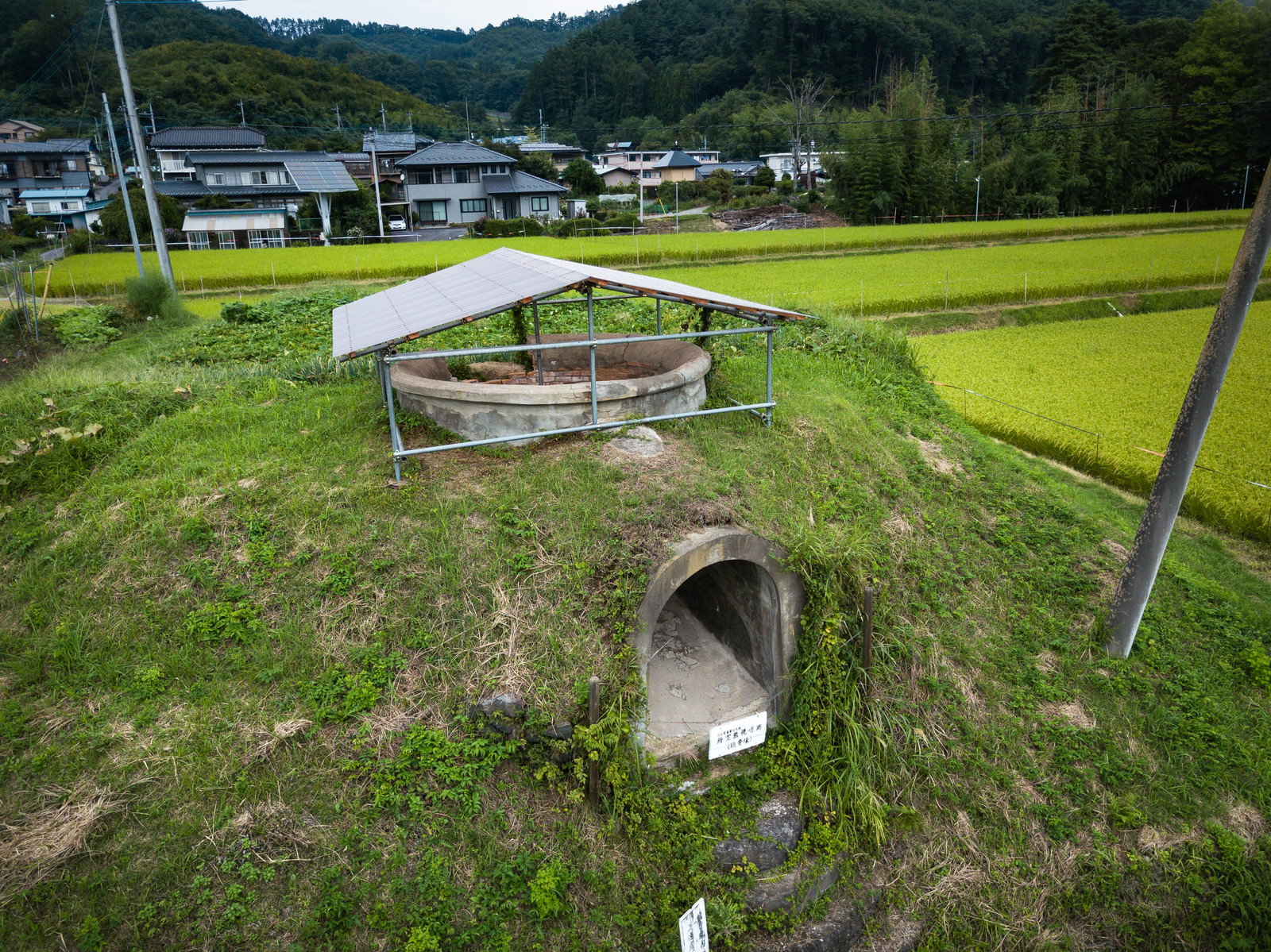 田園地帯に残る旧陸軍の防空監視哨のコンクリート構造物