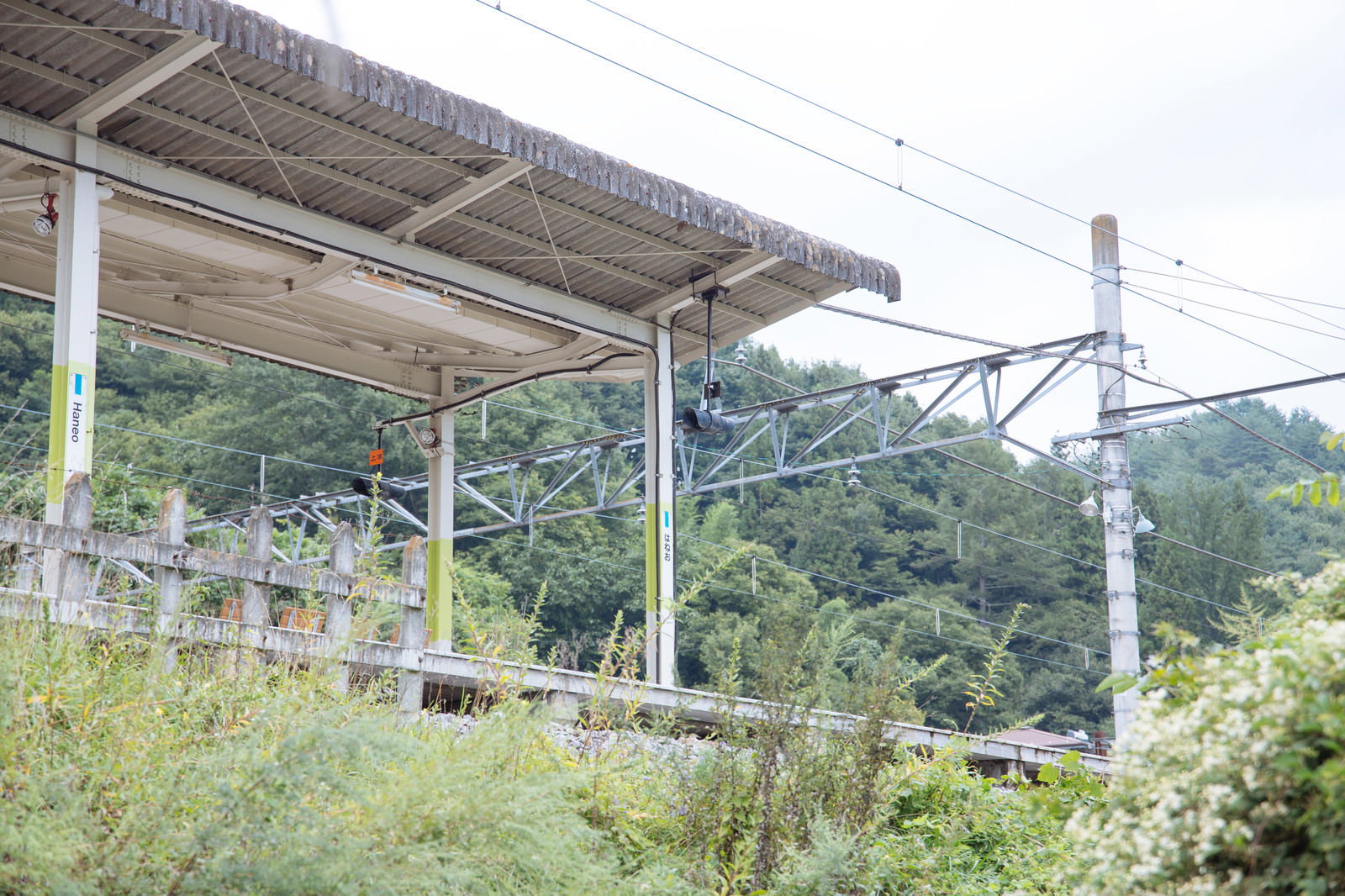 群馬県長野原町にある吾妻線羽根尾駅のホーム風景