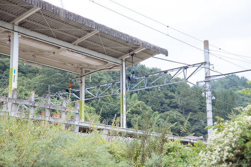 群馬県長野原町、吾妻線羽根尾駅のホームと周囲の山々の風景