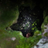 山間の道と岩山の見える集落（長野原町）の写真