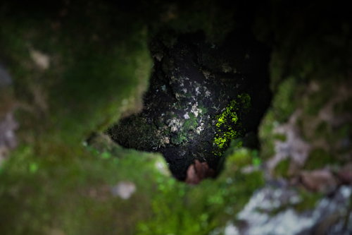 山間の道と岩山の見える集落（長野原町）