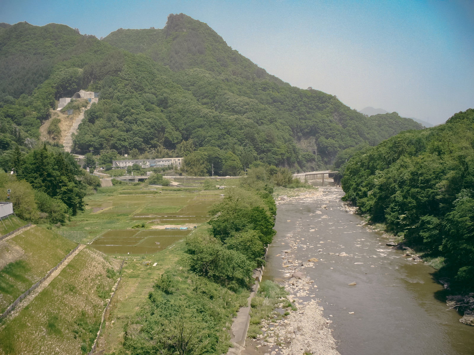 山間を流れる吾妻川と周辺の田園風景、緑豊かな自然環境