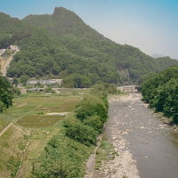 八ッ場ダム計画の吾妻川と長野原町の田園景観の写真