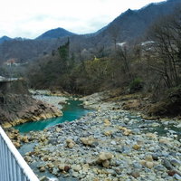 臥龍岩と吾妻川、白い橋が架かる八ッ場ダム水没予定地の河川風景の写真