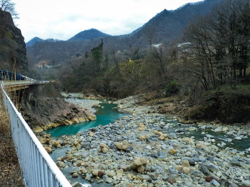 臥龍岩と吾妻川、白い橋が架かる八ッ場ダム水没予定地の河川風景
