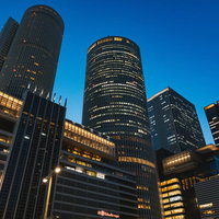 名古屋駅の駅ビルを彩る夜景 高層ビル群のライトアップの写真