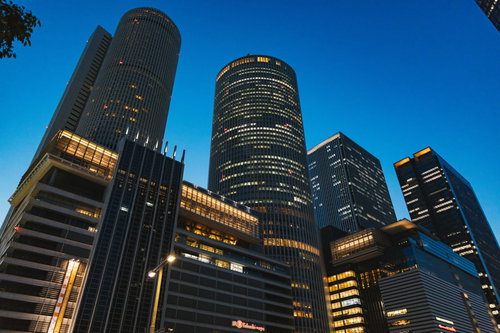 名古屋駅の駅ビルを彩る夜景 高層ビル群のライトアップ