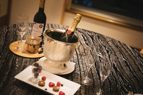 テーブル上に置かれたシャンパンとワインのボトル