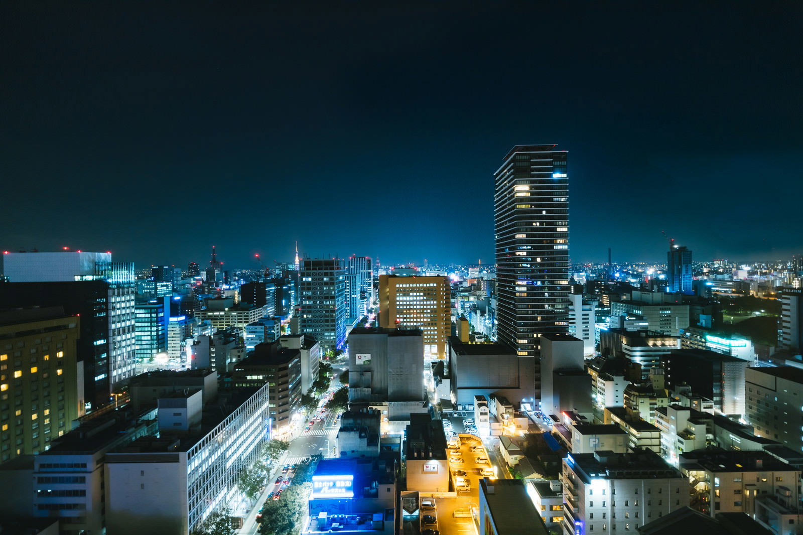 名古屋の都心部で夜間に撮影された高層ビル群の夜景