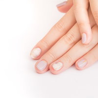 秋色ピンクベージュのジェルネイル、シンプルで落ち着いた上品なネイルアートの写真