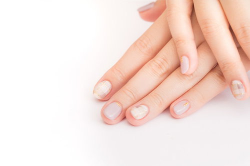 秋色ピンクベージュのジェルネイル、シンプルで落ち着いた上品なネイルアート