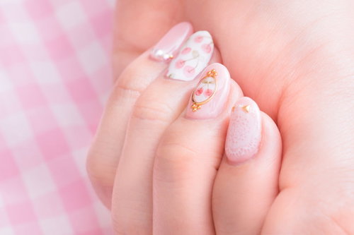 さくらんぼモチーフのピンク色ネイルアート