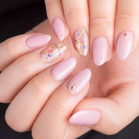 大人なピンクネイルアート。淡いピンクでまとめた上品な指先の写真