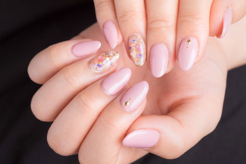 大人なピンクネイルアート。淡いピンクでまとめた上品な指先