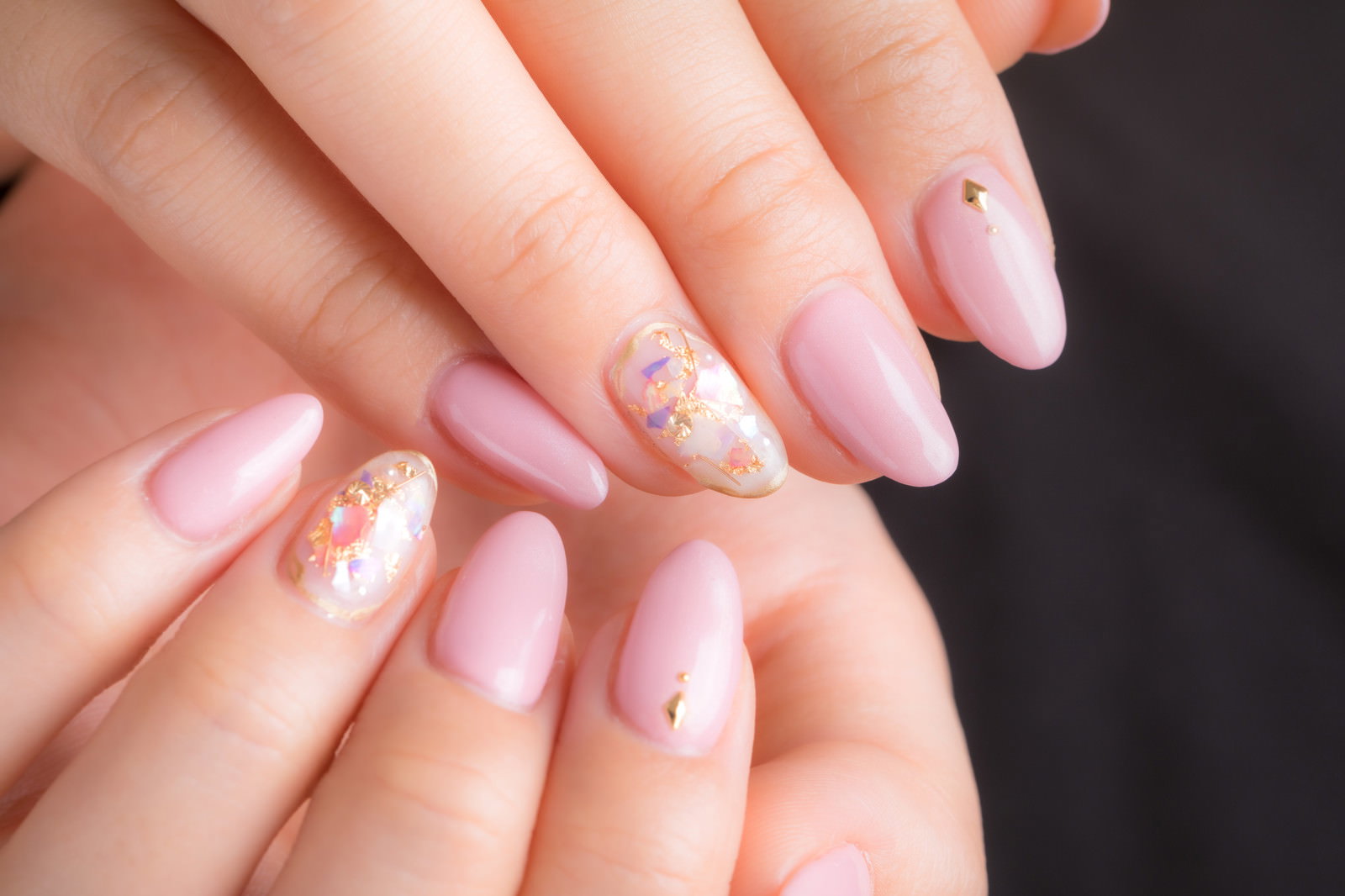 ピンクカラーのネイルアートを施した女性の指先