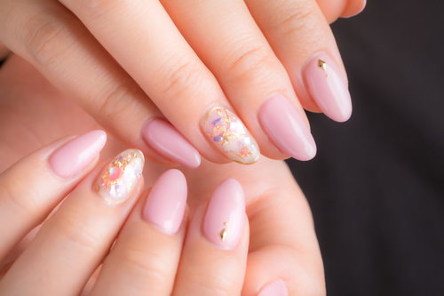 上品さ際立つピンクのネイルアート、淡いカラーと花柄装飾