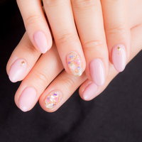 淡いピンクでまとめたシンプルなピンクネイルデザインの写真