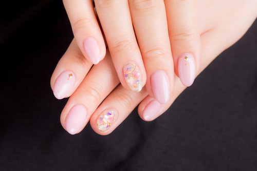 淡いピンクでまとめたシンプルなピンクネイルデザイン