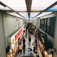 中野ブロードウェイの通路を上から俯瞰した風景の写真