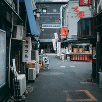 中野新仲見世商店街前の古い建物と看板が並ぶ路地の写真