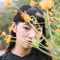 前ボケにお花を入れるポートレート撮影の構図の写真