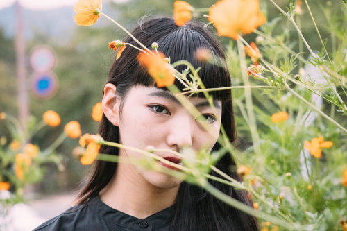 前ボケにお花を入れるポートレート撮影の構図