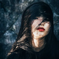 ボサボサに乱れた髪の女性のストレス表現ポートレートの写真