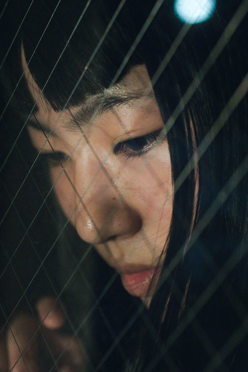 高層階から見下ろす憂鬱女子の横顔と切ない視線