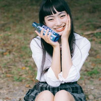 ポカリをもって微笑む女子高生、ベンチでの一息の写真