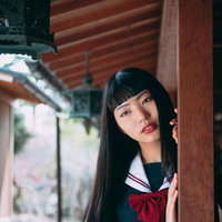 セーラー服姿でぱっつん前髪のJKポートレートの写真