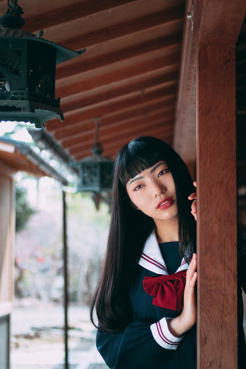 セーラー服姿でぱっつん前髪のJKポートレート