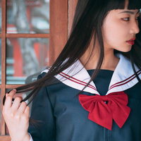 横顔を見せるセーラー服の女子高生の写真
