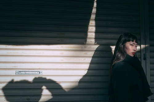 錆びたシャッターの前で影を映すシャッターチャンス