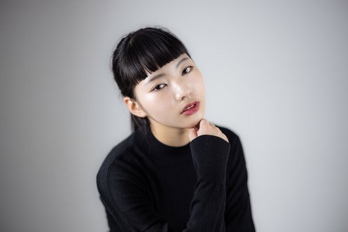 顎に手を添えてすまし顔の女性のポートレート