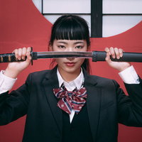 日本刀を構える制服姿の女子高生の写真