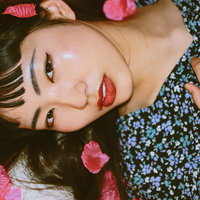 花びらに包まれた寝転びポトレ、キレカワ女子の写真