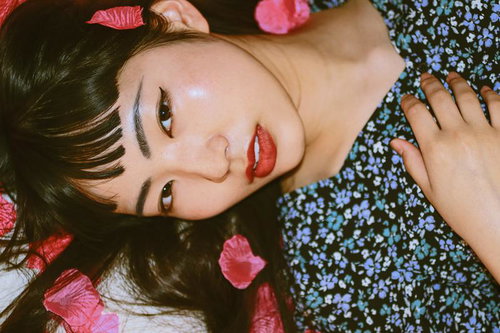 花びらに包まれた寝転びポトレ、キレカワ女子