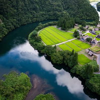 緑の山々に囲まれた世界遺産の菅沼集落を空撮の写真