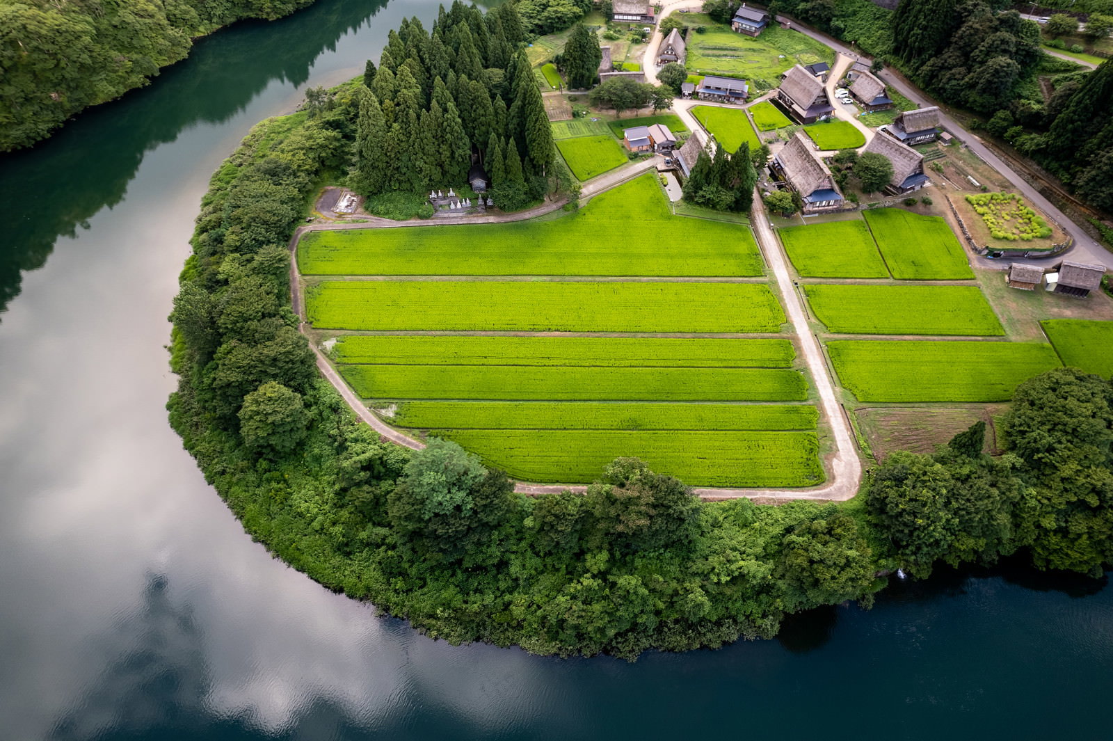 庄川峡に囲まれた菅沼集落を上空から撮影した風景