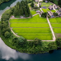 庄川峡に囲まれた菅沼集落を空撮した風景 富山県南砺市の写真