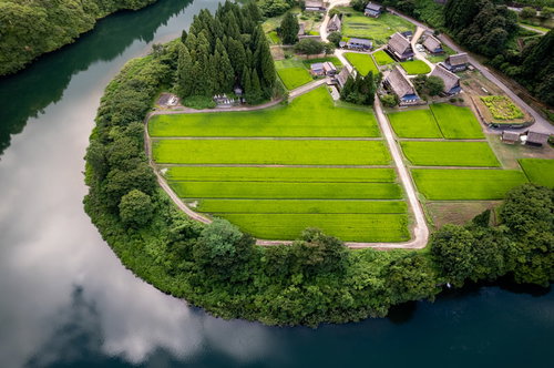 庄川峡に囲まれた菅沼集落を空撮した風景 富山県南砺市