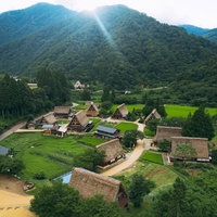 山々に囲まれた菅沼集落の空撮風景 五箇山の合掌造り集落の写真